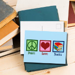 Peace Liebe Books Niedlich Blue Book Store Postkarte<br><div class="desc">Eine niedliche Postkarte mit einem Friedenszeichen,  Herz und einem Stapel Romane. Peace Liebe Books ist ein guter Buchladen oder Buchladen Weihnachtsmailer für einen begeisterten Leser.</div>