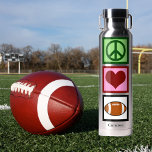 Peace Liebe Football Player Personalisiert Trinkflasche<br><div class="desc">Personalisieren Sie diese niedliche Peace Liebe Football Wasserflasche mit einem Spieler oder Coach-Namen unter dem Friedensschild,  dem Herz und dem Ball. Ein cooles Sportgeschenk zu Weihnachten.</div>