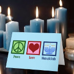 Peace Liebe Hanukkah Feiertagskarte<br><div class="desc">Liebe Hanukkah Karten für eine jüdische Familie,  die Chanukah feiert gerne. Ein hübsches Friedenszeichen,  ein Herz und eine wunderschöne Menorah auf einer blauen Karte,  um Freunde und Familie zu schicken.</div>