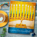 "Peace Liebe Hanukkah" Künstlerisch Gelb & Gold Me<br><div class="desc">"Frieden, Liebe, Hanukkah." Ein nahes Foto einer leuchtenden, farbenfrohen, gelben und goldenen künstlerischen Menorah hilft Ihnen, den Urlaub von Hanukka stilvoll zu gestalten. Genießen Sie die Wärme und Freude der Ferienzeit, wenn Sie dieses atemberaubende, farbenfrohe Hanukkah-Puzzle benutzen. Passende Karten, Umschläge, Aufkleber, Kissen, Totentaschen, Packpapier, Serviertablette, Zuhause Dekor, und vieles mehr...</div>