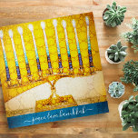 Peace Liebe Hanukkah Künstlerisch Yellow Gold Meno<br><div class="desc">"Frieden, Liebe, Hanukkah." Ein nahes Foto einer leuchtenden, farbenfrohen, gelben und goldenen künstlerischen Menorah hilft Ihnen, den Urlaub von Hanukka stilvoll zu gestalten. Genießen Sie die Wärme und Freude der Ferienzeit, wenn Sie dieses atemberaubende, farbenfrohe Hanukka Platz Puzzle verwenden. Passende Karten, Umschläge, Aufkleber, Kissen, Totentaschen, Packpapier, Serviertablette, Zuhause Dekor, und...</div>