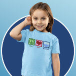 Peace Liebe Hanukkah Niedlich Girl's Blue T-Shirt<br><div class="desc">Peace Liebe Hanukkah Kinder T - Shirt für ein jüdisches Kind,  das Chanukah gerne feiert. Ein hübsches Friedenszeichen,  Herz und eine schöne Menorah auf einem hübschen Mädchen Tee.</div>