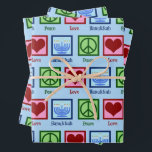 Peace Liebe Hanukkah Pattern Light Blue Chanukah Geschenkpapier Set<br><div class="desc">Peace Liebe Hanukkah Verpackungspapier in hellblau für einen jüdischen Menschen,  der Chanukah gerne feiert. Ein hübsches Zeichen der Ruhe,  Herzlichkeit und eine schöne Menorah in einem niedlichen Muster für den Urlaub.</div>
