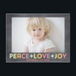 PEACE LIEBE JOY CHALKBOARD URLAUB FOTO FEIERTAGSPOSTKARTE<br><div class="desc">Feiern Sie die Saison mit dieser schlichten und zeitlosen Urlaubsfotokarte zum Thema "Joy Peace and Liebe", die in Pastelltönen (grün, gelb, orange, hellblau, rosa, lila, lila) auf einem einfachen Chalkboard-Hintergrund (herausnehmbar) mit Holzkohlenkalkplatten (herausnehmbar) gestaltet ist. Eine wunderschöne, aber preisgünstige Weihnachts- und Feiertagen-Gruhekarte-Karte, die Ihren Freunden-Freunden Freunden-Freunden-Freunden Freunden Freuden Freunden Freunden...</div>