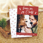 Peace Liebe Joy Leckereien Dog Weihnachten Foto<br><div class="desc">Mit dieser niedlichen Weihnachtskarte, die den handgeschriebenen Gruß "Friede, Liebe, Freude & Leckereien" enthält, und den Knochen, die auf einem festlichen, roten Hintergrund in Weiß gezeichnet werden, senden Sie einen Feiertagsjubiläum. In der Mitte der Karte befindet sich ein Foto Ihres Haustierhundes! Darunter steht "Happy Howlidays" oder die Nachricht Ihrer Wahl...</div>