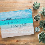 Peace Liebe Sandy Feet Tropical Hawaii Beach Foto<br><div class="desc">"Ruhe, Liebe und Sandfüße." Erinnern Sie sich an den frischen Salzgeruch der Meeresluft. Entspannen Sie sich, atmen Sie ein und erkunden Sie die Einsamkeit eines leeren hawaiianischen tropischen Strandes mit blauem Himmel, türkisblauem Wasser und weichem weißem Sand, wenn Sie dieses beeindruckend schicke, lebendige Puzzle aus Foto benutzen. Macht ein großartiges...</div>