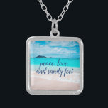 Peace Liebe Sandy Feet Tropical Hawaii Beach Foto Versilberte Kette<br><div class="desc">"Ruhe, Liebe und Sandfüße." Lassen Sie sich von dem frisch salzhaltigen Geruch der Meeresluft in jedem Fall verzaubern, wenn Sie diese atemberaubende, lebendige Foto-Halskette tragen. Diese Halskette ist in kleinen, mittleren und großen Größen sowie in quadratischer und kreisförmiger Form erhältlich. Sie können diese Kette in Ihrer Wahl von Sterlingsilber, Silberplattierungen...</div>