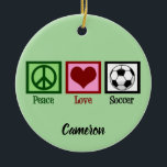 Peace Liebe Soccer Custom Christmas Keramik Ornament<br><div class="desc">Niedliche Fußball Weihnachtsschmuck mit einem Friedenszeichen,  Herz und einem Fußball auf coolem Grün mit Ihrer Personalisierung unter PEACE LIEBE SOCCER. Maßgeschneidert mit dem Text in schwarz am unteren Rand.</div>