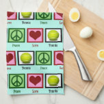 Peace Liebe Tennis Geschirrtuch<br><div class="desc">Schönes Weihnachtsgeschenk für einen Tennisprofi oder Trainer. Ein Friedensschild, ein Herz und ein gelber Tennisball auf einem niedlichen Geschenk für einen erfahrenen Tennisspieler.</div>
