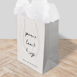 Peace Liebe und Hugs Minimal Christmas Dove Gray Mittlere Geschenktüte<br><div class="desc">Einfache,  stilvolle,  minimalistische Urlaubsgeschenktüten mit moderner lässiger Schrift-Typografie zitieren "Peace Liebe & Hugs" in Schwarz mit taubengrauem Hintergrund. Der Name kann leicht für eine persönliche Touch angepasst werden. Ein elegantes,  minimalistisches und zeitgenössisches Weihnachtsdesign,  das sich von der Masse in dieser Urlaubszeit abhebt! #Christmas #minimal #giftbag</div>