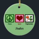 Peace Liebe Vegetarian Green Monogram Christmas Keramik Ornament<br><div class="desc">Ich esse nur Obst,  Gemüse und Getreide. Kein Tierfleisch für mich. Ein niedlicher vegetarischer Weihnachtsschmuck in Grün.</div>