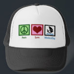 Peace Liebe Windsurfing Truckerkappe<br><div class="desc">Friedensschild, Herz und ein Mensch, der auf dem Ozean blau surft.</div>