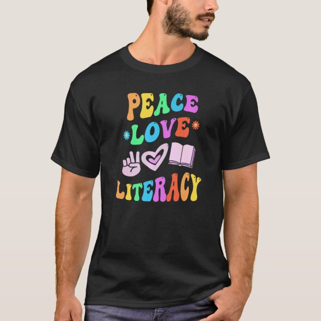 PEACE LOVE LITERACY Retro Reading Teacher Groovy B T-Shirt (Vorderseite)