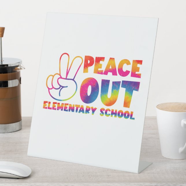 Peace Out Elementary School Gefärbte Krawatte Letz Sockelschild (In Situ)