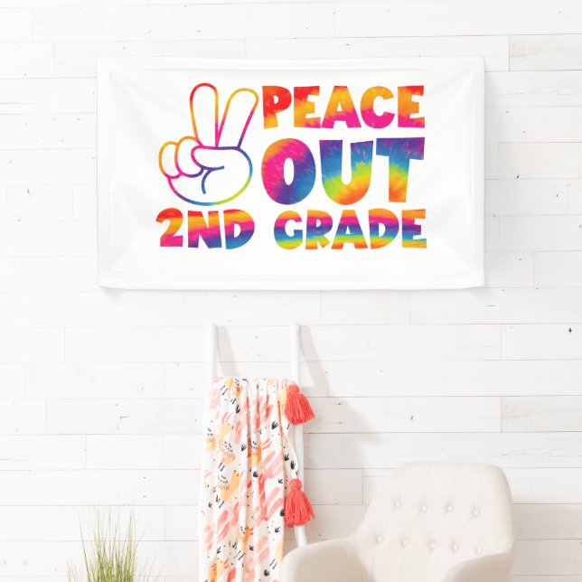 Peace Out Second Grade Gefärbte Krawatte Letzter T Banner (Insitu)