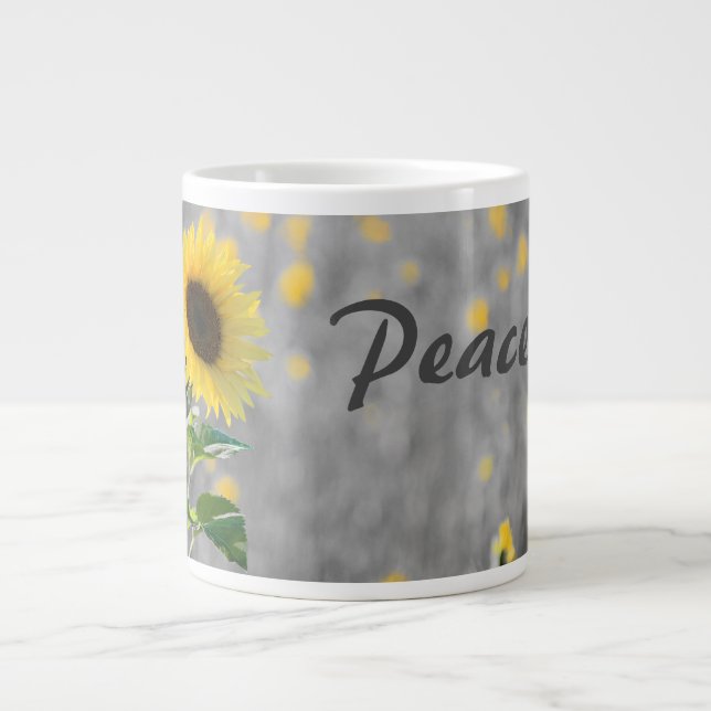 "Peace" Phrase, Feld der Sonnenblumen, Schwarz & W Jumbo-Tasse (Vorderseite)
