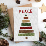 Peace Rustic Burlap Christmas Tree Feiertagskarte<br><div class="desc">Diese rustikale Weihnachtskarte enthält das Wort "Friede" in rot gestresstem Schriftart über einem Kollage Weihnachtsbaum in rot,  grün und braun Imitaten bedecken Urlaubsmuster auf einem beigen Leinenlook Hintergrund. Passen Sie die Rückseite mit Ihrer Nachricht,  Familiennamen und dem Datum in rotem Text an.</div>