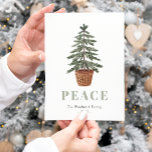 Peace Simple Christmas Evergreen Tree Feiertagspostkarte<br><div class="desc">Diese einfache Urlaubspostkarte zeigt eine Aquarellbilder eines immergrünen Baumes in einem Korbpflanzer. Das Wort "PEACE" erscheint in großen,  sage-grünen Serifenbriefen,  die sich mit der Kunst abstimmen. Fügen Sie den Namen Ihrer Familie und das Jahr in kohlegrauer Kursivschrift hinzu,  und Ihre Rücksendeadresse auf der Rückseite</div>