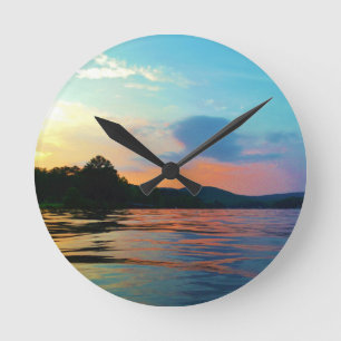 Peach and Blue Sunset on Mountain Lake Runde Wanduhr