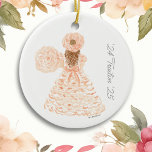 Peach Azalea Wanderpass Keramik Ornament<br><div class="desc">Dieses wunderschöne originelle Aquarelldesign wurde ursprünglich von mir gemalt und wird von den Azalea Trail Maid inspiriert, die als Botschafter der Stadt Mobile, Alabama dienen. Die weiche Pastellpfirsichfarbe des gepanzerten Kleides mit dem Bogen im Rücken, betont durch den ikonischen Hut und Sonnenschirm, ist quintessent Mobile. Personalisieren Sie die Nachricht für...</div>
