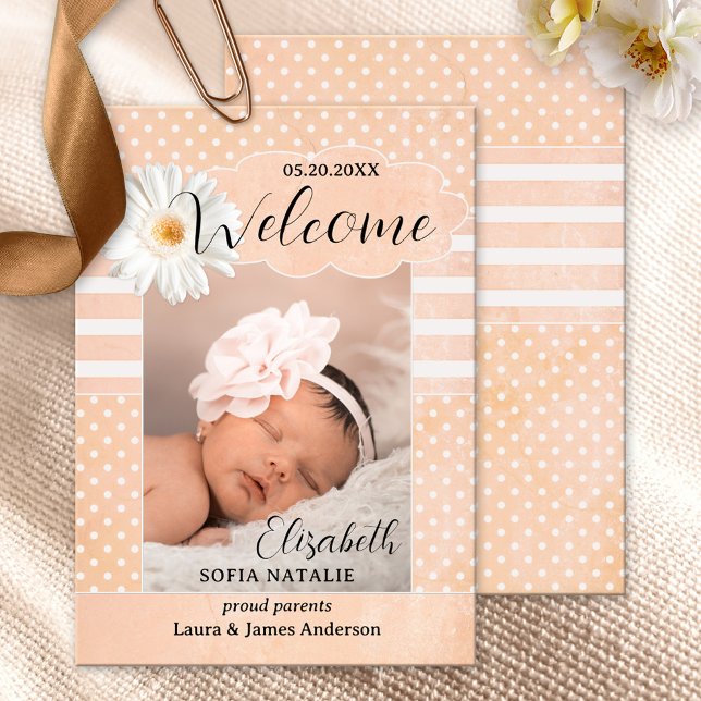Peach Baby Girl Foto Geburtskarte Ankündigung (Baby girl birth announcement card with a photo of your own baby framed by a peach and white design)