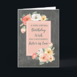 Peach Blume Sister Law Birthday Card Karte<br><div class="desc">Hübsche und nachdenkliche Grußkarte für Ihre Schwester im Geburtstag des Gesetzes mit pfirsichrosa und weiße Frühlingsblumen,  rustikalem Chalkboard-Muster und handgeschriebenem Stil.</div>