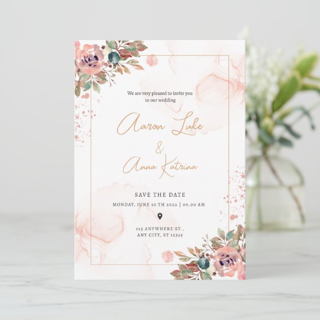 Peach floral Elegante Moderne Hochzeit Einladung (Stehend Vorderseite)