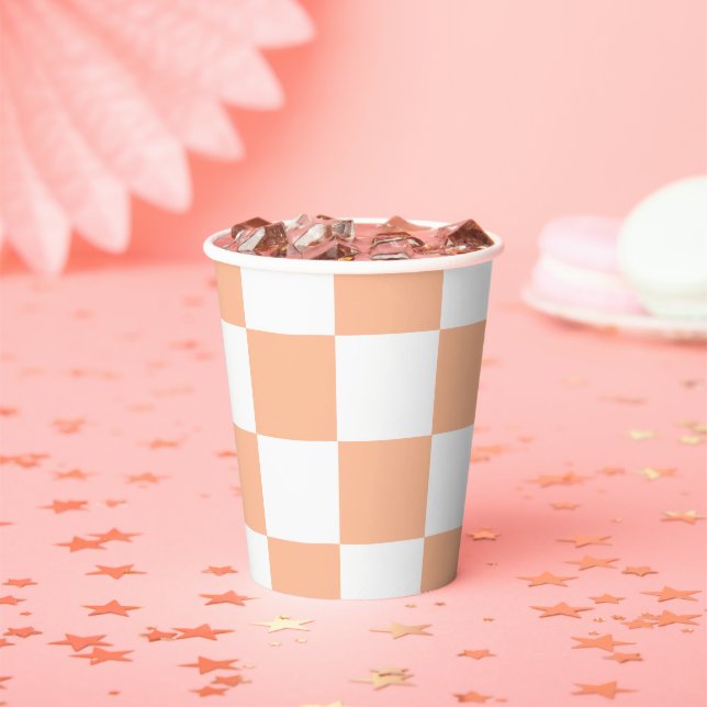 Peach Fuzz Checkered Gingham Pattern Pappbecher (Insitu)