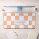 Peach Fuzz Checkered Gingham Pattern Schreibtischunterlage<br><div class="desc">Peach Fuzz Checkered Gingham Pattern</div>