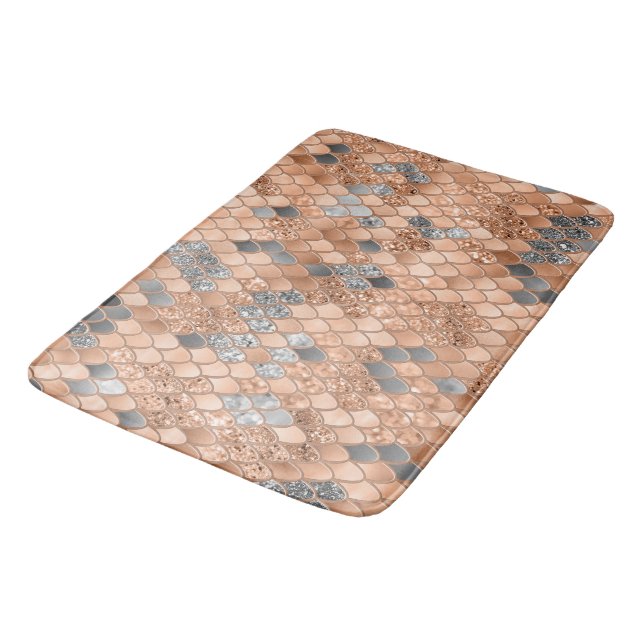 Peach Fuzz Gray Mermaid Scales Glam #1 Badematte (Schrägansicht)