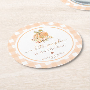Peach Gingham Fall Ein kleiner Kürbis ist unterweg Runder Pappuntersetzer