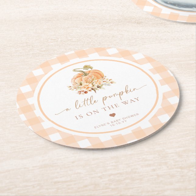 Peach Gingham Fall Ein kleiner Kürbis ist unterweg Runder Pappuntersetzer (Angewinkelt)