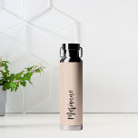 Peach grau individuelle Name Skript Trinkflasche<br><div class="desc">Pfirsichfarbener Hintergrund Personalisieren Sie Ihren Namen und fügen Sie ihn hinzu. Graue handgeschriebene Stilschrift.</div>