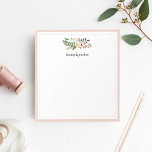 Peach Meadow | PERSONALISIERT Notizblock<br><div class="desc">Das personalisierte Design besticht durch eine Pose aus pickig blütenrosa Blume und grünen Botanicalen, die Ihren Namen oder Ihre persönliche Wahl unter handgeschriebener Pinseltypografie enthalten. Ein dünner Doppelrand in passendem Rosa rundet das Aussehen ab.</div>