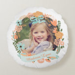 Peach Mint Girly Floral Wreath Foto Custom Rundes Kissen<br><div class="desc">Helle pfirsichfarbene und orangefarbene Blume, dunkelgrüne Blätter bilden einen niedlichen Blumenkranz. Personalisieren Sie es mit Ihrem bevorzugten Foto und Ihrer Nachricht oder Mädchenname. Mit dem Monogramm auf dem Hintergrund. Ideal für die Kinderzimmer-Dekoration von kleinen Mädchen oder für Ihr kleines Mädchenzimmer! Einige Elemente nach Grafik-Markt. Es druckt, wie Sie es auf...</div>