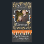 Peach/Orange Chalkboard Frohe Weihnachtsfotokarte Feiertagskarte<br><div class="desc">Fröhliche Weihnachtsfotokarten mit einem Chalkboard-Look Hintergrund,  viel pfirsichfarbene Wirbel und Text,  der Frohe Weihnachten,  eine Reihe von bunten Baumleuchten in pfirsich und orange,  pfirsich und orange hängenden Ornamenten,  und Bereiche,  die Sie können diese schönen und hellen Urlaubsfotokarten mit Ihrem Foto und Namen anpassen!</div>