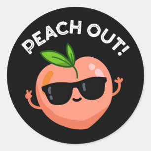 Peach Out Funny Fruit Pun Dark BG Runder Aufkleber