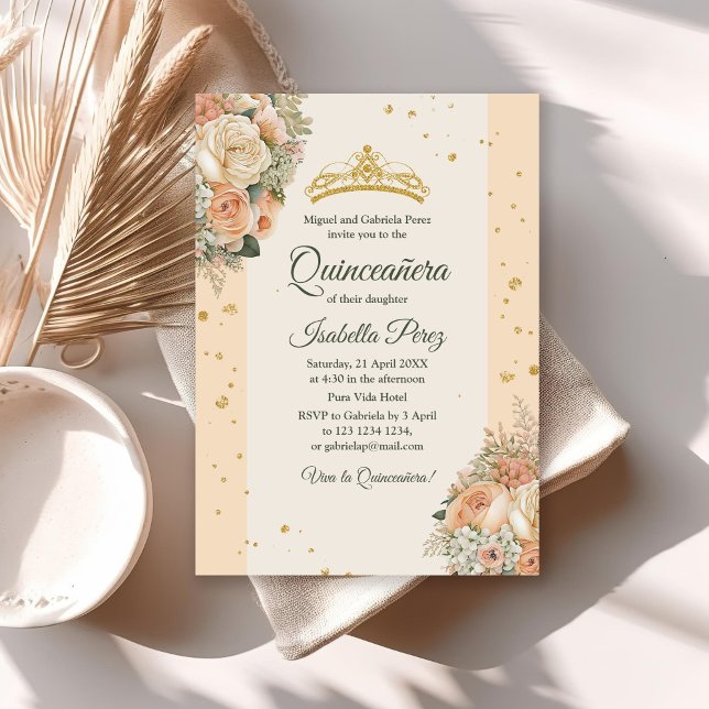 Peach Peonies und Glitzer Tiara Quinceanera Einlad Einladung (Peach Peonies and Glitter Tiara Quinceanera Invite on a white table with neutral decor.)