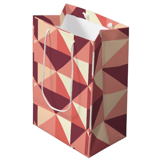 Peach Pink Lila Triangle Geometrie Mittlere Geschenktüte (Vorderseite Schrägansicht)