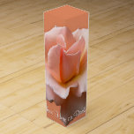 Peach Rose Weinkasten Personalisierte Rose Wein-Geschenkverpackung<br><div class="desc">Peach Rose Wine Box Personalisiert Wild Rose Box Schmuckboxen Rose Geschenkboxen Schmuckboxen Klassische Rosenknospe Füchse Hier Valentinsche Geschenkboxen Kästchen Maßgeschneiderte Rose Mementos für Männer, Frauen, Jungen, Mädchen Tag Wildrose Boxen Klicken Sie auf "Anpassen", um mehr Text Wählen Sie Schriftart und benutzerdefinierte Farben Personalisiert Peach Wild Rose Hochzeiten Rose Wine Wine...</div>