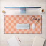 Peach Schachbretts Monoline Name Schreibtischunterlage<br><div class="desc">Ein hübsches pastellfarbenes Aprikosenmuster und pfirsichfarbenes Retro-Schachbrettmuster mit einem modernen monoline Kalligraphie-Schriftart für ihren Namen und/oder Monogramm. Ändern Sie den Stil, die Größe und sogar die Schwarz-Schriftart, um ihren persönlichen Stil. Einige Leute ziehen es vor, den Text auf der links Seite der Tischmatte zu begründen. Ein nettes Geschenk für Ihre...</div>