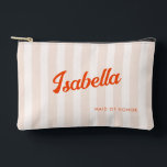 Peach und Mandarine Retro Strippenüberhängung Zubehörtasche<br><div class="desc">Das neue Accessoire des exquisiten Pfirsich- und Mandarine-Accessoires wurde entworfen, um Ihnen eine Touch Retro-Charme zu verleihen. Die weichen Pfirsichstreifen bilden einen schönen Hintergrund, ergänzt durch die lebendige Retro-Typografie der Mandarine, die einen Pop von Farbe und Eleganz schafft. Diese Beutel sind ideal für Brautpartys, als Brautparty Geschenke oder für alle,...</div>