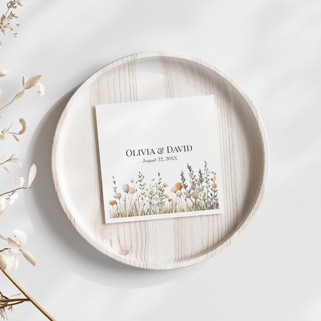 Peach Wildblume Meadow Wedding Napkins Serviette (Peach Wildflower Meadow Wedding Napkins on white table with dry flowers.)