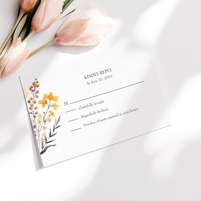 Peach Wildblume Meadow Wedding RSVP Card Dankeskarte (Peach Wildflower Meadow Wedding RSVP Card on a sunny table with pale pink flowers.)