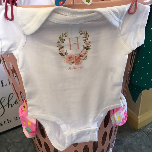 Peachy Coral Rose Wreath Personalisiert Baby Name Baby Strampler (Thanks to Colleen for sharing her photo!)
