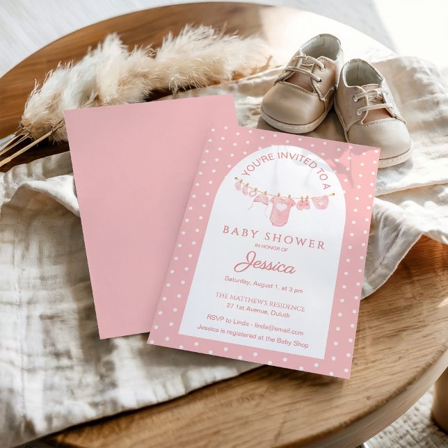 Peachy Pink Polka Dots Hängekleidung Kinderdusche Einladung (Von Creator hochgeladen)