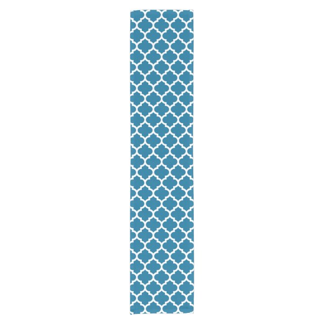 Peacock Blue White marokkanische Quatrefoil Muster Kurzer Tischläufer (Vorderseite)