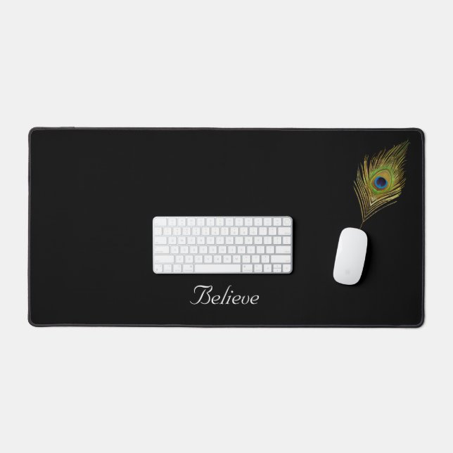 Peacock Feather & Calligrafy on Black Schreibtischunterlage (Tastatur & Maus)