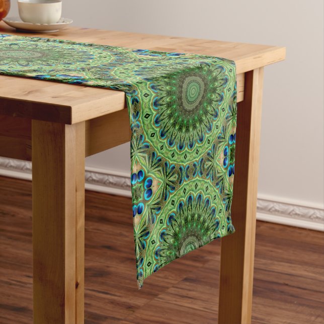 Peacock Feather Mandala Emerald und Blue Symmetry Mittelgroßer Tischläufer (Beispiel)