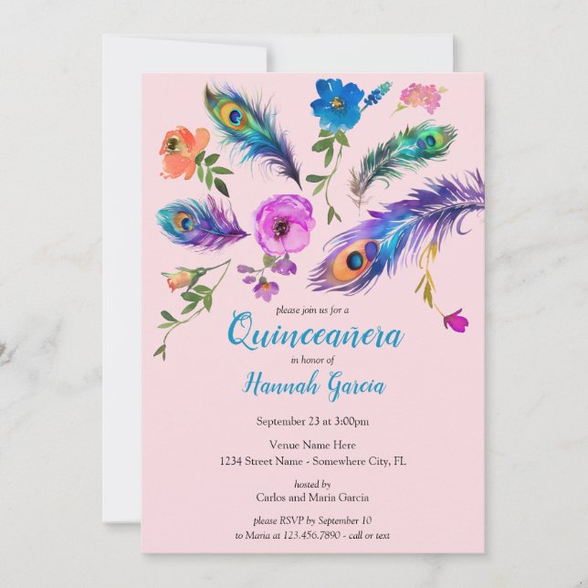 Peacock Feathers & Blume Blush Pink Quinceañera Einladung (Vorderseite)